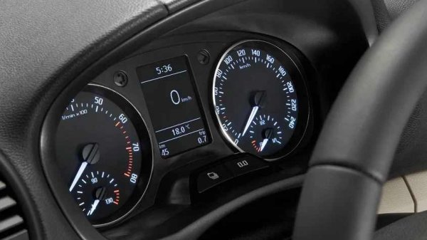 При ранните версии на турбомотора 1.2 TSI ангренажната верига е склонна към разтягане, като това понякога се случва още между 50 000 и 80 000 км. Основният симптом е метален тракащ звук при студен старт, който продължава няколко секунди. В по-тежки случаи веригата може да прескочи зъб, което води до сериозни повреди по двигателя.

Задвижването на веригата е слабо и при атмосферния трицилиндров мотор 1.2 MPI. Причината там се крие в недоизкусурения хидравличен обтегач и сравнително тънката верига. Тя рядко издържа повече от 100 000 км, а рискът от прескачане съществува и тук

Какво да се направи

Важно е да следите за всякакви странни звуци при студен старт и да смените частите по ангренажното задвижване при първите признаци на шум.
