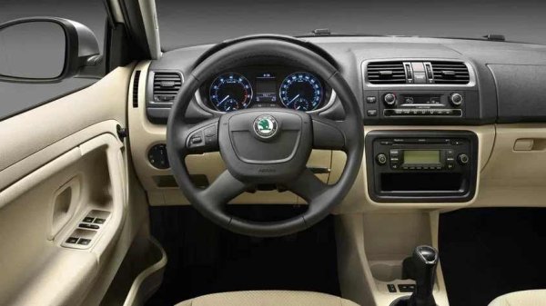 Седемстепенната роботизирана кутия със "сухи" съединители може да създава неудобства като придърпване при превключване от първа на втора предавка и вибрации при ускорение. Случват се и повреди в мехатроника (електронно-хидравличния блок), при които кутията влиза в авариен режим.

Какво да се направи

Причините за дефектите в мехатроника често се крият в проблеми с хидроакумулатора и силно чувствителната към прегряване електроника. Самите съединители пък се износват много по-бързо при често каране в задръствания. За да намалите натоварването, е силно препоръчително да избягвате продължителното пълзене в трафик и при необходимост да минавате на ръчен режим. Смяната на маслото в скоростната кутия на всеки 60 000 км намалява износването на съединителите и соленоидите.
