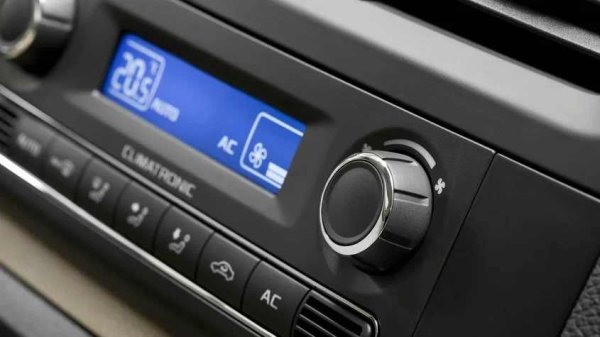 Собствениците на по-стари екземпляри се оплакват от слабо парно през зимата или влошена работа на климатика през лятото. Типичните симптоми за проблеми са запотяване на стъклата, миризма на влага в купето или странен шум от вентилатора.

Какво да се направи

Проблемът обикновено се крие в запушено радиаторче на парното или в нормалното износване на частите по системата с времето. За да запазите добрата ефективност, е препоръчително да сменяте купе филтъра поне веднъж годишно и периодично да правите антибактериално почистване на изпарителя на климатика.
