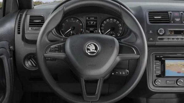 Електрохидравличният усилвател на волана при тази кола понякога поднася неприятни изненади: воланът внезапно става много тежък, а при завиване се чува характерен виещ звук. На таблото в този момент светва предупредителната лампа за волана. Системата може да работи нестабилно &mdash; ту да се включва, ту да отказва напълно в най-неподходящия момент

Какво да се направи

Хидравличната помпа се намира ниско долу, заради което в нейните букси и корпус постоянно попадат кал, вода и препарати от пътищата през зимата. Контактите се окисляват и електронната платка вътре изгаря. Старото и черно масло също съкращава живота на помпата.

Силно препоръчително е при техническо обслужване да се проверява състоянието на кабелите и херметичността на връзките, както и да се сменя хидравличното масло на волана. В много от случаите помпата подлежи на рециклиране в специализиран сервиз, което излиза доста по-евтино от купуването на чисто нова.
