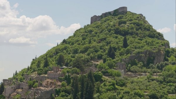 Крепостта, издигната от Гийом II дьо Вилардуен
