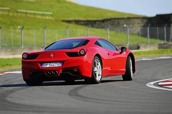 Кадри от конкурса Britain&rsquo;s Best Driver&rsquo;s Car 2010 на Аutocar. Победител е Porsche 911 GT3 RS.