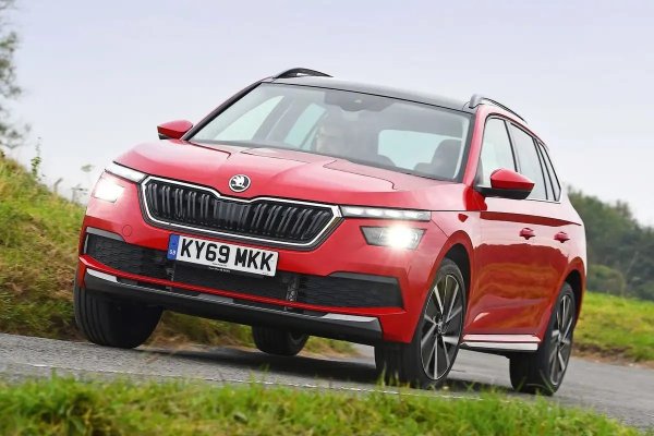 Силни страни - забележително просторен интериор и голям багажник, добра изработка на салона и удобна возия.

Слабости - няма плъзгащи се или накланящи се задни седалки, не е особено добре оборудван, други малки SUV имат по-висока шофьорска позиция.

Ако харесвате SUV с висока позиция на шофьора, Skoda Kamiq не е вашата кола, защото ви поставя доста ниско до земята (няма особена разлика от хечбека Skoda Scala). Във всяко друго отношение обаче това е брилянтен употребяван избор, с гъвкаво, добре контролирано возене и забележително просторен и елегантен интериор. 

Освен това е много практичен, а дори базовият вариант с 1,0-литров мотор е достатъчно енергичен и икономичен.