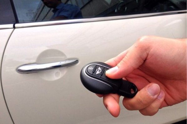 Хората, израснали през 70-те и 80-те години, със сигурност си спомнят заръките на родителите си, които ги карат да проверяват дали са заключили колата си. На някой от тях със сигурност им се е налагало дори да излязат от дома си, за да направят проверка. Сега системите за заключване са стандартни и вратите може да се блокират само с натискане на един бутон.