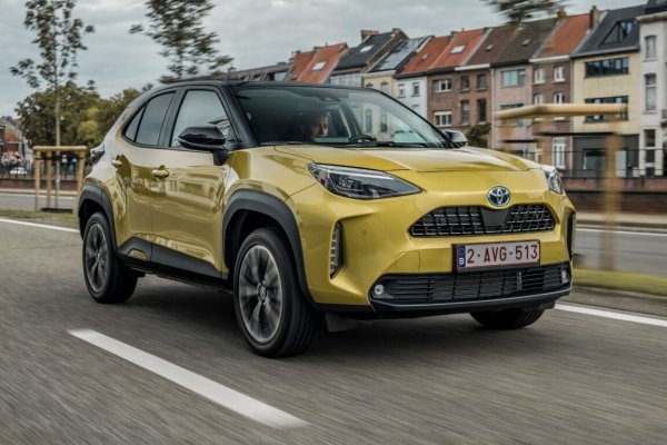 Списъкът започва с Toyota Yaris Cross - компактен кросоувър, който веднага се отличава с широките си врати и ниските си прагове. Това решение прави качването и слизането много по-лесно, което е особено важно за хора с ограничена подвижност.
 
Стандартното оборудване включва автоматично аварийно спиране, адаптивен круиз-контрол и система за поддържане на лентата. Всичко това намалява риска от инциденти и прави пътуванията по-спокойни. Въпреки това, трябва да се има предвид, че багажникът на този модел не е най-просторен, а интериорът е доста прост.
