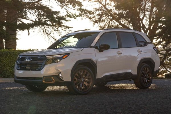 Този модел е универсален избор за тези, които не искат да разчитат на метеорологични условия и пътни условия. Високият просвет от 220 мм и брандираното задвижване на всички колела ви позволяват да се чувствате уверени както на асфалт, така и на пръст или сняг. 

Като цяло, Forester е известен със своята надеждност и лесна употреба, както и с минималния брой сложни електронни системи, което намалява вероятността от неочаквани повреди.
