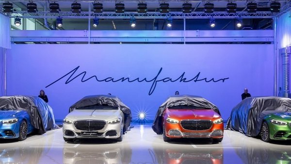 Компанията от Щутгарт е в криза, изостана сериозно в областта на електромобилите и вече продава осезаемо по-малко автомобили от BMW в глобален мащаб. Но печалбата си остава висока, благодарение най-вече на моделите от висок клас, на AMG поделението и на новата линия за индивидуални поръчки Mercedes Manufaktur. 
