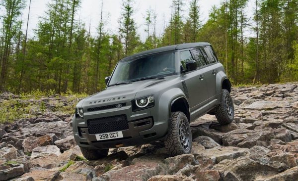 Най-силният финансов ход на Jaguar за последния половин век бе, че спря да съществува (поне временно). Паузата покрай тоталното ребрандиране спря и огромните загуби на марката, което позволява на другата половина от компанията - Land Rover, внезапно да отчете втората най-висока печалба на продаден автомобил в света. 
Нещата обаче надали ще останат така през второто полугодие заради наложените от Доналд Тръмп мита (САЩ е най-големият пазар на LR) и покрай хакерската атака, която затвори заводите на компанията за почти целия септември. 
