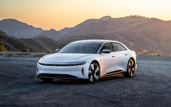 Не всички печелят от автомобилите, които продават. Някои компании отчитат загуба през първото полугодие, като особено сериозна е тя при американския производител на електромобили Lucid Motors. За всеки пласиран автомобил (общо 6418 бройки за шестте месеца до края на юни) компанията е загубила по 120,325 евро. Това обаче е съществено подобрение спрямо същия период на миналата година, когато загубата бе над 283,000 евро за продадена кола. 
