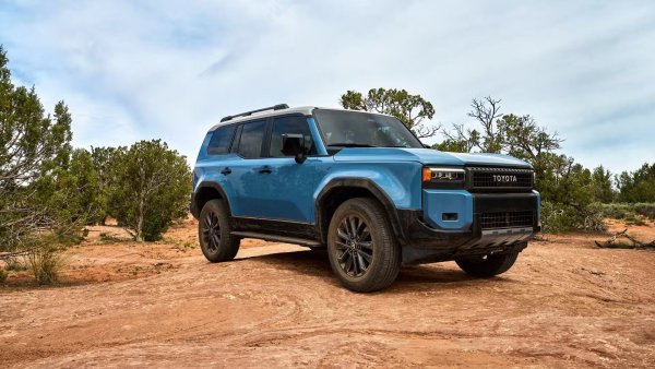 Toyota винаги презастрахова, когато става въпрос за електрификация, и никога не загуби вяра в вътрешното горене като стълб на стратегията си. Този подход третира бензиновите двигатели като нещо, което компанията трябва да усъвършенства, а не да замени. Toyota разработва и обновява своите двигатели с вътрешно горене, така че да подкрепят напълно огромното ѝ хибридно портфолио, като същевременно разглежда и горивни клетки и алтернативи с водородно горене.