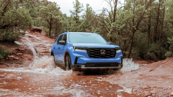 Honda може да е била малко по-оптимистична от Toyota по отношение на електрификацията, но такъв оптимизъм често се сблъсква с пазарната реалност. Затова компанията тихо се преориентира, тъй като фактори като инфраструктура, цена и търсене станаха невъзможни за игнориране. През 2026 Honda отново поставя бензиновите двигатели на преден план, особено що се отнася до следващото поколение хибридни системи.