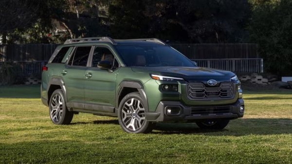 Subaru може да е един от по-малките глобални производители като такъв няма значителен запас от мотори, който да му позволи да допуска идеологически грешки. Затова Subaru подхожда към 2026 с предпазливост и реализъм, като удвоява усилията си върху съвместната разработка с други по отношение на двигатели с вътрешно горене и хибридни системи. Така марката може да сподели част от разходите за разработване на най-новите бензинови технологии и все пак да въведе тези двигатели в своите автомобили, фокусирани върху задвижването на всички колела и издръжливостта.