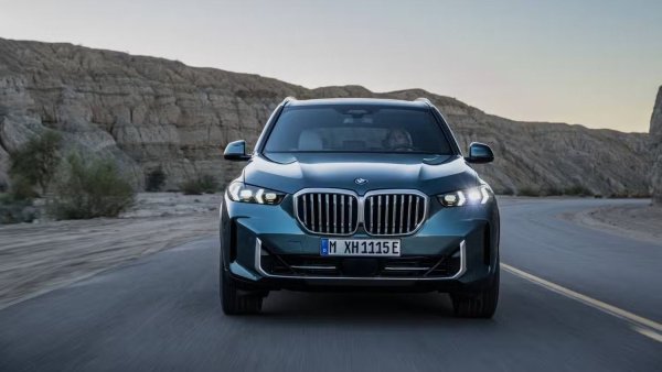 BMW никога не се е ангажирала с бъдеще само с електрически автомобили според фиксиран график. В това отношение марката се откроява сред премиум производителите на автомобили и изглежда напълно доволна от развитието. През 2026 г. не само ще получите утвърдени бензинови двигатели от BMW, но ще можете да очаквате и чисто нови, които отговарят на бъдещите мисии и изисквания за производителност.