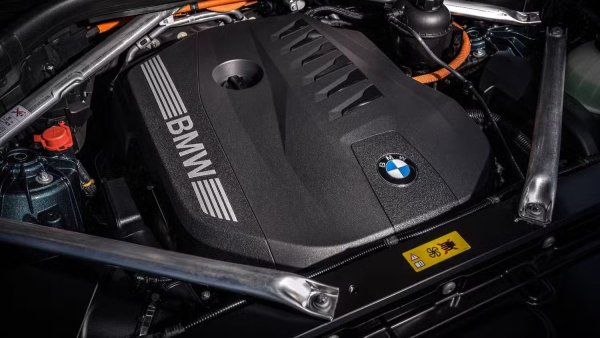 Ръководителите вярват, че клиентът винаги е прав и че глобалните пазари ще се движат със собствена скорост, така че мъдростта да се наложи един технологичен избор няма бизнес смисъл. Това е особено подходящо при спортни модели и големи седани, които все още разчитат силно на двигатели с вътрешно горене, дори и да са в хибридна форма.

BMW отразява тази реалност в планирането и залага големи на бензинови двигатели, които остават неразделна част както от идентичността на марката, така и за рентабилността му. Накратко, ДВГ определено не е залязваща технология за тази германска компания.
