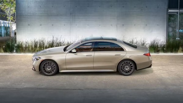 През последните години Mercedes-Benz промени посланието си и се отдалечи от абсолютния електрически автомобил. Марката дава сигнали, че няма да се откаже от пълния преход към нулеви емисии, но краткосрочните и средносрочни планове включват използването на платформи за ДВГ с дълъг жизнен цикъл и които би трябвало да останат жизнеспособни като бензинови и хибридни задвижващи системи чак до 2030-те години.
