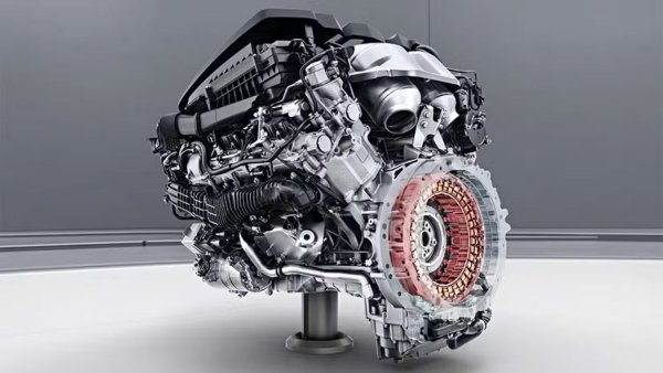 С този подход Mercedes разчита реакцията на глобалната си клиентска база и осъзнава, че много от купувачите предпочитат дългобойни възможности, бързо зареждане и постоянна производителност повече от всичко останало. Марката може да има по-широка стратегия за електрификация, все пак възнамерява да инвестира в двигатели с вътрешно горене, за да подобри техните характеристики, да поддържа маржовете на компанията и да финансира бъдещото технологично развитие.