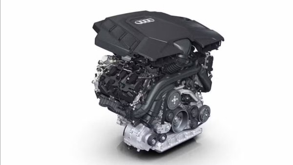 В резултат на това марката сега ще разширява и обновява тези платформи, особено в региони, където инфраструктурата за електромобили е ограничена. В крайна сметка, Audi може и да не променя твърде големите си цели за електрификация, но знае, че бензиновите двигатели ще останат много важни и далеч не са просто преходни.