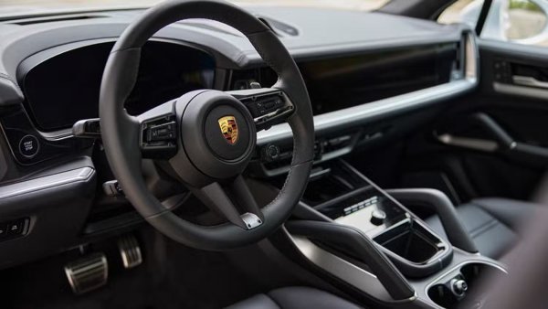 Porsche знае, че когато става въпрос за характер на шофиране, издръжливост и емоция, бензиновите двигатели помагат да се дефинира марката му. Не е изненадващо да видим паралелни инвестиции в разработването на синтетични горива, тъй като компанията силно залага на това, че горенето може да съжителства и да помогне на обществото да постигне екологичните си цели във всеки случай. 

В Porsche никога не са гледали на бензиновите си двигатели С някаква носталгична наслада. Вместо това, компанията е много ясна относно стратегическите си активи, които наистина го определят като марка, като същевременно постоянно стимулират потребителското търсене.
