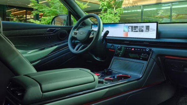 Корейската група разбира значението на хибридите като основен двигател на растежа в множество региони, затова успява да балансира всякакви амбиции за електрификация с реалностите на съвременния свят. И докато продължава да проектира газови двигатели в рамките на тази хибридна стратегия, концернът третира двигателите с вътрешно горене като важни и целенасочени инвестиции, а не като преходни инструменти от миналото.

