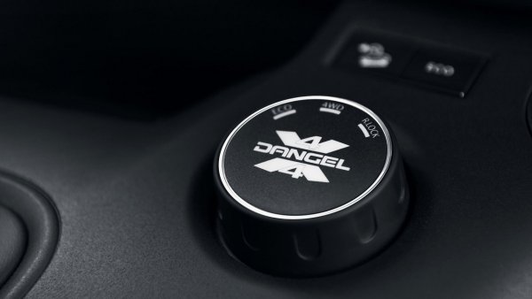 Французите от години нямаха своя разработка за задвижване на четирите колела и ползваха стари технологии на Mitsubishi. В момента PSA не предлага 4х4, освен като твърде скъпа поръчкова доработка от Dangel. FCA има всичко необходимо в този сегмент благодарение на Jeep.
