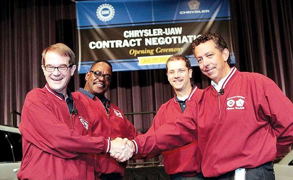 Могъщият профсъюз UAW (United Automotive Workers) от десетилетия всява ужас в трите щатски автомобилостроителни гиганта, и е една от причините за успешната японска инвазия в Северна Америка. През 2008 The New York Times разкри, че един работник от UAW получава средно 70 долара на час, докато в заводите на Toyota, където синдикатът не е представен, заплащането е около 50 долара. Съюзът с PSA ще даде на новата група повече тежест в преговорите със синдикатите. Поредицата скандали с корупция по високите етажи в UAW също помага в това отношение. 
