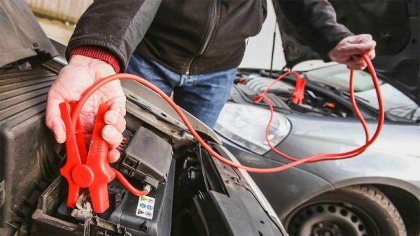 Преди време се считаше, че токът от генератора все още е много по-слаб от тока от „батерията-донор“ и следователно не си струва двигателят да бъде стартиран. При по-старите автомобили нямаше особено значение, но съвременните коли са оборудвани с голям брой електронни системи и от време на време се появяват проблеми, което предизвиква основателен страх сред собствениците им.

Общият съвет е следният - за да се избегнете риска от повреда на нещо, има смисъл, след като сте заредили акумулатора на закъсалия автомобил, да изключите двигателя на „донора“ и едва тогава отново да се опитате да стартирата другата кола.
