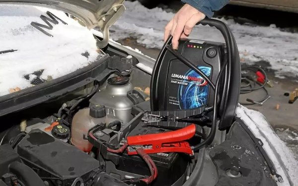 Не е необходимо да е така. Най-вероятно акумулаторът е разреден напълно. Енергията от „бустера" (помощно устройство) е достатъчна, за да завърти стартера за няколко секунди, но състоянието на акумулатора си остава същото. И ако навън е студено, дори едно кратко пътуване няма да то презареди.

В подобни случаи се препоръчва батерията да бъде свързана към зарядно устройство в топла стая, като тя най-вероятно ще оживее.
