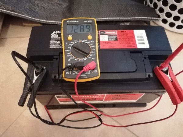 При напълно зареден акумулатор с неработещ двигател напрежението трябва да бъде приблизително 12,6-12,7 V. Важно е да се отбележи, че измерването трябва да се извърши няколко часа след спиране на двигателя - в противен случай показанията може да са твърде високи. Напрежение от приблизително 12,3 V показва, че батерията е недостатъчно заредена.

При много съвременни автомобили напрежението може да „плава“ в зависимост от температурата и времето, изминало след стартиране на двигателя, като това не е повод за особено притеснение.