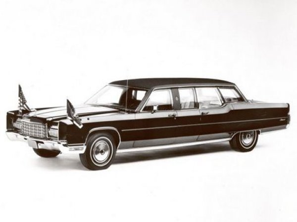 През 1972 старият Lincoln на Кенеди е заменен от нов Continental, който ще вози трима президенти - и ще спаси живота на двама от тях. Тук тайните служби се намесват още по-активно и в резултат колата тежи почти 6 тона. Ползата проличава още през 1975, когато президентът Джералд Форд е скрит в колата от опита за убийството му в Сан Франциско. По-късно автомобилът преживява и опит за покушение срещу Роналд Рейгън. 