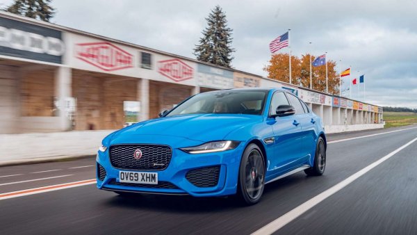 Патриотичните британци отчаяно искат Jaguar да се справя добре. А моделите XE (на снимката) и XF има за какво да бъдат обичани. За съжаление, надеждността им е кратка: и двата са последни в съответните си класове.