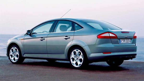 Все пак Mondeo не е съвсем безупречен. При покупка си струва да се проверят вътрешните шевове под декоративните прагове, където с времето се събират кал и влага. Друга рискова зона е участъкът около хромираната лайсна над регистрационния номер на багажника &mdash; заради вибрациите декоративният елемент може постепенно да протрие боята.

Особено внимание заслужават и задните подкалници. С течение на времето фабричните филцови кори могат да се деформират и да започнат да задържат влага и мръсотия. Полезно е също така да се провери състоянието на дренажните отвори под пластмасовата кора в основата на челното стъкло: ако са запушени, водата започва да се събира в двигателния отсек.

