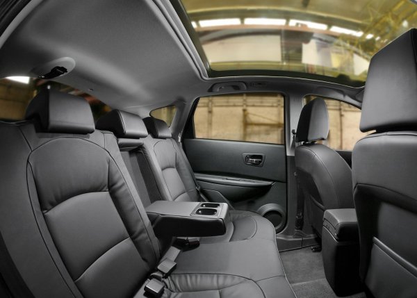 Като сериозен плюс за модела се отбелязват седалките, които са удобни и предлагат добра странична опора. Големите странични огледала също трябва да бъдат отбелязани. Материалите в салона са приятни на допир и са здрави. Позицията на шофьора (и пътниците) е висока, което създава приятно усещане за по-добър контрол и по-висока сигурност.