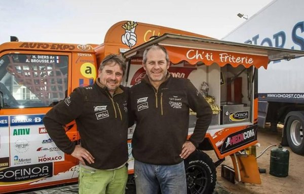 Идеята е родена от спонсорски договор с хранителния гигант McCain. Заради него Ерве Диер преоборудва своята Toyota Land Cruiser с 200 коня в пълноценно камионче за картофки. В дългата история на Дакар има множество странни участници, включително и един със скутер Vespa, но картофеният ван несъмнено заема първото място в тази класация. Вие бихте ли карали с пълна газ из пустинята с багажник, пълен с олио за фритюрници?
