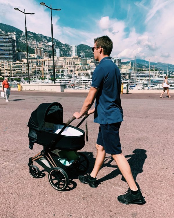 Даниел Квят върти обиколки в Монако с дъщеря си, която се роди в края на юли