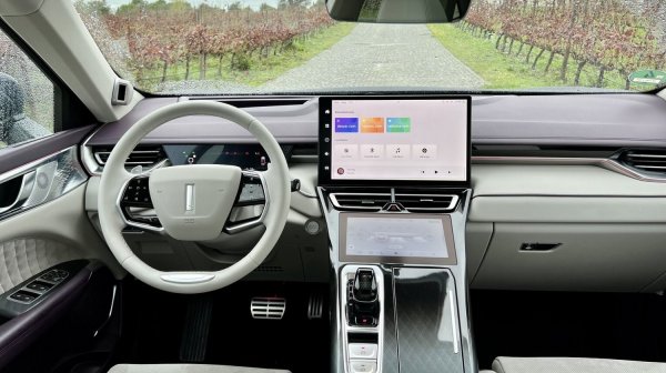 Wey 05 идва скоро на европейските пазари с 2,0-литров бензинов двигател и електрически мотори с обща мощност 476 к.с. и батерия с капацитет 39,67 kWh. Очаква се все още неофициалните цени да започват от по-малко от 56 000 евро.
