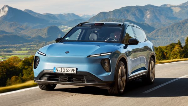 Nio EL6 (на пазара в Китай е известен като ES6) също изглежда обещаващо. Нов електрически SUV с дължина 4,86 ​​метра, способен автоматично да замени изтощена батерия със заредена за четири минути в една от 27-те станции за смяна на Nio (от март 2024 г.) в цяла Европа.
