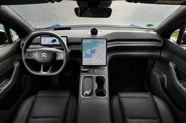 Този голям SUV без вредни емисии има два електрически мотора с мощност 489 к.с. и задвижване на четирите колела. Предлага се с батерия от 75 или 100 kWh, за която се казва, че позволява пробег до 529 км. В Германия Nio EL6 се продава на базова цена от 53 500 евро без батериятя. Тя може да се закупи за 12 000 евро или просто да се вземе на лизинг.
