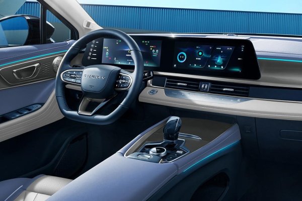 Бензиновата версия се задвижва от 1,6-литров турбомотор със 197 к.с. (185 к.с. в Испания), комбиниран с предно задвижване и 7-степенна DSG. В Испания базовата цена е сравнително разумните 27 900 евро. Електрическата версия на Omoda E5 с 204 к.с., 61 kWh батерия и пробег от 430 км (WLTP цикъл) също се очаква за лятото на 2024 г. Цената в Испания започва от 35 660 евро.
