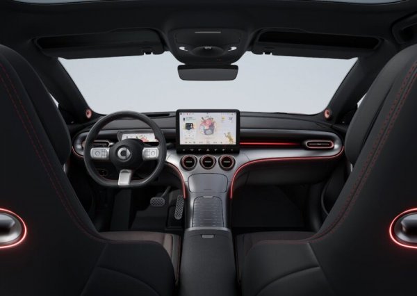 Заоблената, модерна форма на SUV купе на Smart #3 крие електрическата платформа SEA под дългата 4,40 метра каросерия, която използва един или два двигателя с 272 или 428 к.с. Батерията с 49 или 66 kWh гарантира пробег до 455 км. Цената в Германия започва от 38 490 евро. Във Франция струва поне 37 315 ​​евро, а в Испания - 39 400 евро.
