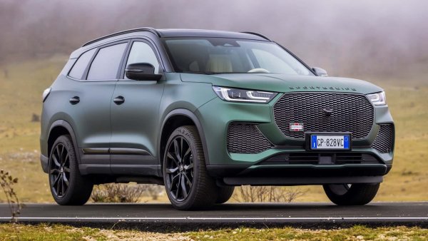 Италианска марка току-що пусна на пазара 7-местен plug-in хибриден SUV с китайски произход. Това е Sportequipe 8. Всъдеход с дължина 4,70 метра, разработен в Италия на базата на китайския Chery Tiggo 8 Plus.
