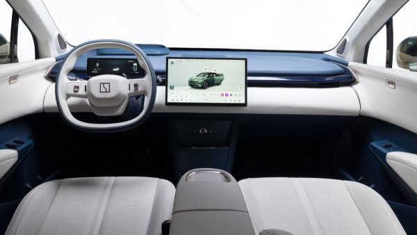 Предлага се с един или два електрически мотора с общо 272 или 428 к.с. (като неговия братовчед smart #3 с архитектура SEA), той има пробег от 425 до 455 км благодарение на батерията си от 69 kWh. В Германия ценовата листа започва от 44 990 евро за версията Long Range RWD.