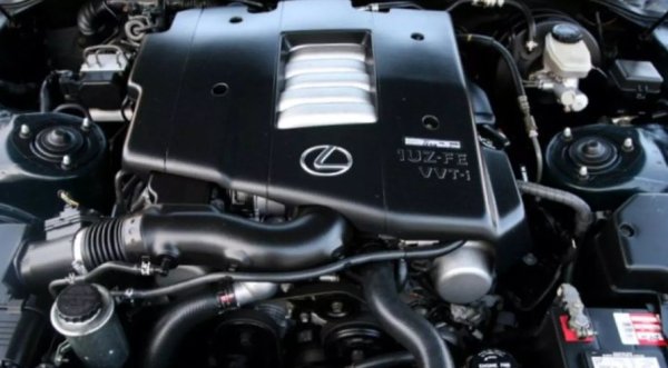 Тези двигатели са произведени през периода 1989-2002 г. Първият 4,0-литров V8 е разработен специално за автомобилите от марката Lexus, създадена специално за пазара в САЩ. Този надежден двигател може да се похвали с голяма надеждност, като мощността му може да бъде увеличена до 1000 к.с., елиминирайки загубата на ресурс. Моторът 1UZ-FE може да работи до 700 000 км без проблеми. 