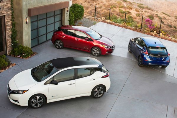 Друг „зелен“ автомобил в списъка - Nissan Leaf, не е особено красив, но именно този модел стана първият масово произвеждан електрически автомобил на пазара, като за това помогна и достъпната му цена. Leaf се произвежда повече от 12 години, а настоящото, второ поколение на модела излезе през 2017 г. По неофициална информация, то може да е и последното.
