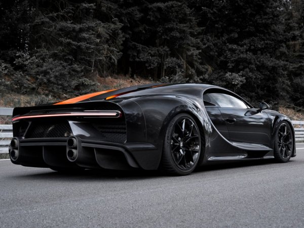 През есента на 2019 г. падна световния рекорд за скорост от 446,97 км/ч, поставен преди две години от шведското чудовище Koenigsegg Agera RS.На полигона на Volkswagen в Лесинг (Германия) специално подготвен Bugatti Chiron записа невероятните 490,84 км/ч. Постижението официално беше потвърдено от организацията TÜV, но продължава да предизвиква спорове дали е редовно.

Двигателят на рекордьора е форсиран от 1500 на 1600 к.с., модернизирани са части от каросерията и окачането. В крайна сметка Bugatti обяви, че пуска на пазара специална версия Chiron Super Sport 300+, която е максимално приближена до рекордьора. И така постижението трябва да бъде прието.
