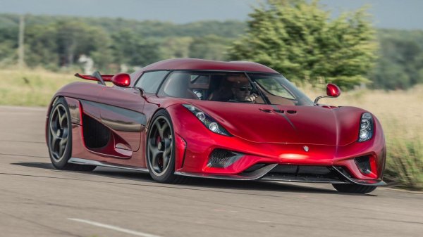 Bugatti може и да е отмъкнала от Koenigsegg короната на най-бърз сериен автомобил (засега това е условно), но шведската марка отговори подобаващо. Контраатаката направи хиперколата Regera, която ускори до 400 км/ч и след това спря напълно за впечатляващо време.

През септември хибридът направи това за 31,49 секунди, като 22,87 секунди бяха нужни за ускорение до 400 км/ч и още 8,62 секунди за пълно спиране. Остава загадка на какво натоварване е бил подложен пилота на Regera.
