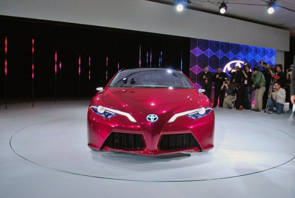 Детройт 2012 - Toyota NS4 Plug-in Hybrid Concept