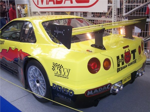 В дисциплината спринт на 1/4 миля са му необходими 9.0 сек.