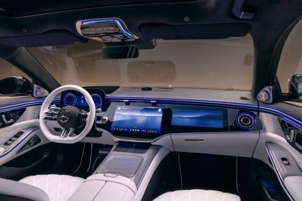 Интериорът на обновения Mercedes S-Class иска да съчетае дигитален и аналогов лукс. Най-впечатляващ е големият стандартен MBUX Superscreen, който се простира от врата до врата. Той включва централен екран с диаметър 14.4 инча и 12.3-инчов екран за пътника, събрани под една непрекъсната стъклена повърхност.
Към тях е добавен и 12.3-инчов цифров инструментален панел, който също е наличен с 3D ефект по желание. В отговор на исканията на клиентите, новият многофункционален  волан отново получава физическите контроли - превключватели за ограничителя и круиз-контрола, както и за регулиране на силата на звука. Някои от досегашните сензорни контролери обаче остават. 