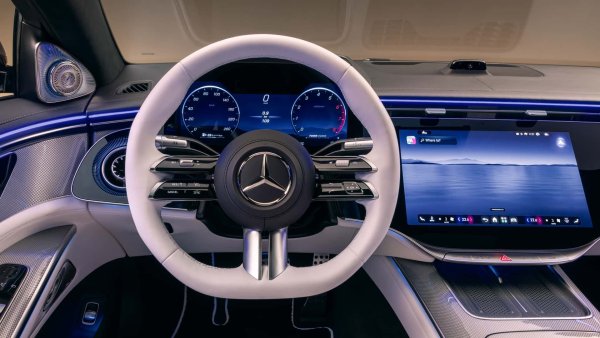 Гласовият асистент "Hey Mercedes" се развива благодарение на генеративен изкуствен интелект, който поддържа естествени, непрекъснати и контекстуални диалози, с краткосрочна памет, която би трябвало да прави взаимодействието все по-подобно на това с човешки събеседник. 
Всичко това е съпроводено от нови графични интерфейси и още по-опростен Zero Layer, който поставя най-често използваните функции на преден план.