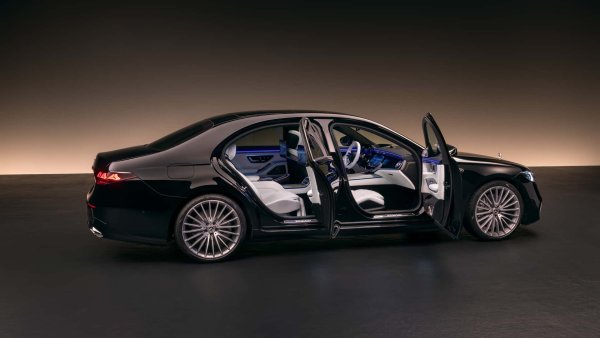 Безопасността остава ключова - с до 15 въздушни възглавници, включително лицеви въздушни възглавници за задните пътници. Сред иновациите се откроява системата, която превантивно придвижва пътника далеч от зоната на предстоящ страничен удар, докато активното окачване повдига каросерията, за да разпредели по-добре енергията на удара върху най-твърдите части на шасито.
За нуждаещите се от още повече защита има Mercedes-Benz S 680 Guard 4MATIC &ndash; бронирана версия, с V12 двигател, който гарантира нивото на гражданска защита VR10, способен да издържа на бронебойни куршуми, залпове от автоматични оръжия и експлозии. 